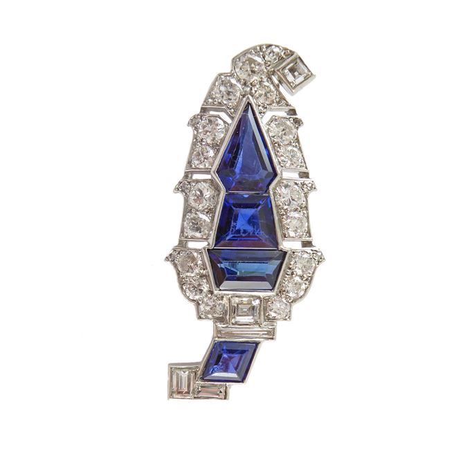 Art Deco sapphire and diamond Indianesque &#39;boteh&#39; cluster clip brooch by Cartier, London c.1925, the paisley leaf scroll of geometric design, | MasterArt